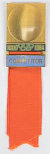 Offizielles Teilnehmerabzeichen Tokyo 1964 „Competitor“ (Athlet) für Schießwettbwerbe. Bronze, vergoldet. Schriftleiste hellblau emailliert. Seidenband in Orange. 6,1x3,8cm. - Bild 2