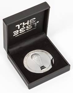 FIFA-Medaille 2023  | Offizielle Teilnehmermedaille "The Best FIFA Football Awards 2023", Edelstahl, teilweise schwarz emailliert,  6 cm. Im original Etui. - Bild 4