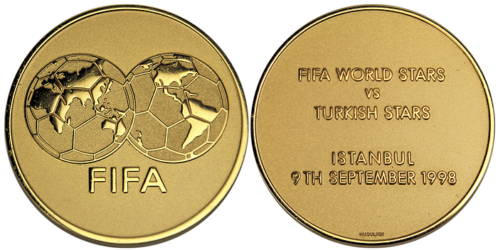 FIFA-Teilnehmermedaille "FIFA World Stars vs Turkish Stars - Istanbul 9th September 1998". Huguenin, Bronze vergoldet, 5 cm.