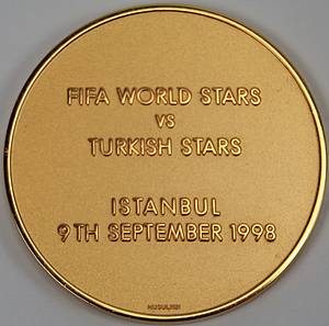 FIFA-Teilnehmermedaille "FIFA World Stars vs Turkish Stars - Istanbul 9th September 1998". Huguenin, Bronze vergoldet, 5 cm. - Bild 3