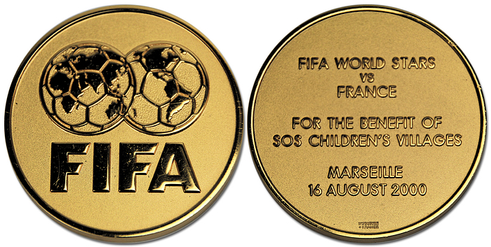 FIFA-Teilnehmermedaille "FIFA World Stars vs France - for the Benefit of SOS Children's Villages - Marseille 16. August 2000". Huguenin, Bronze vergoldet, 5 cm.