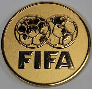 FIFA-Teilnehmermedaille "FIFA World Stars vs France - for the Benefit of SOS Children's Villages - Marseille 16. August 2000". Huguenin, Bronze vergoldet, 5 cm. - Bild 2