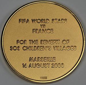 FIFA-Teilnehmermedaille "FIFA World Stars vs France - for the Benefit of SOS Children's Villages - Marseille 16. August 2000". Huguenin, Bronze vergoldet, 5 cm. - Bild 3