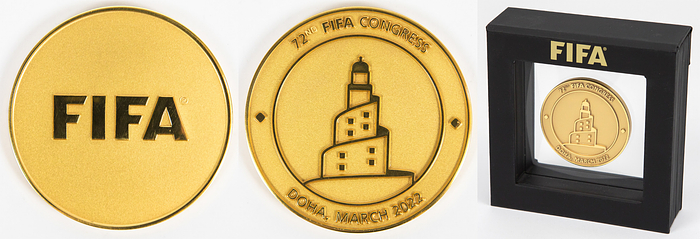 FIFA-Medaille 2023  | Vergoldete Teilnehmermedaille zum 75th FIFA Congress. Kigali, March 2023. 5 cm. Im original Etui.