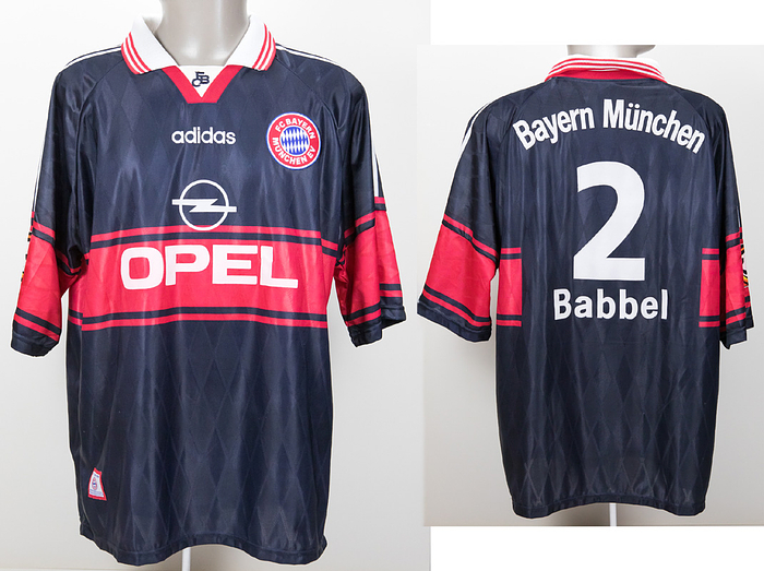 Original match worn Spielertrikot vom FC Bayern München mit der Rückennummer 2. Getragen von Markus Babbel am 15.05.1999 im Spiel der Fußball Bundesliga gegen den 1. FC Nürnnerg. Nürnberg - Bayern 2:0. Babbel ist Fußball Europameister 1996. Status:AAB.