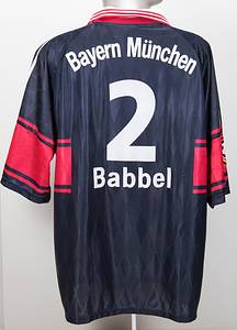 Original match worn Spielertrikot vom FC Bayern München mit der Rückennummer 2. Getragen von Markus Babbel am 15.05.1999 im Spiel der Fußball Bundesliga gegen den 1. FC Nürnnerg. Nürnberg - Bayern 2:0. Babbel ist Fußball Europameister 1996. Status:AAB. - Bild 3
