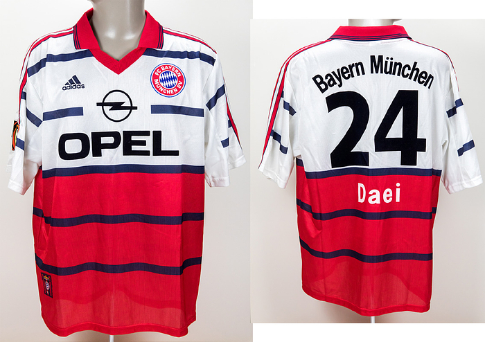 Original match worn Spielertrikot vom FC Bayern München mit der Rückennummer 24. Getragen von Ali Daei am 22.08.1998 im Spiel der Fußball Bundesliga gegen den MSV Duisburg. Bayern - Duisburg 3:1. Ali Daei ist 149-facher Nationalspieler vom Iran. Status:AAB.