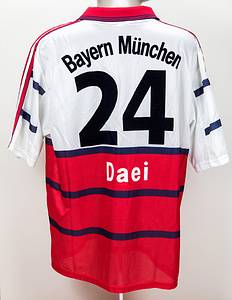 Original match worn Spielertrikot vom FC Bayern München mit der Rückennummer 24. Getragen von Ali Daei am 22.08.1998 im Spiel der Fußball Bundesliga gegen den MSV Duisburg. Bayern - Duisburg 3:1. Ali Daei ist 149-facher Nationalspieler vom Iran. Status:AAB. - Bild 3