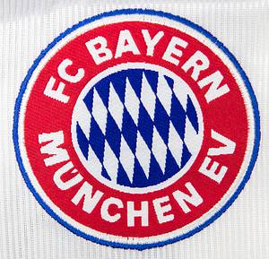 Original match worn Spielertrikot vom FC Bayern München mit der Rückennummer 24. Getragen von Ali Daei am 22.08.1998 im Spiel der Fußball Bundesliga gegen den MSV Duisburg. Bayern - Duisburg 3:1. Ali Daei ist 149-facher Nationalspieler vom Iran. Status:AAB. - Bild 6