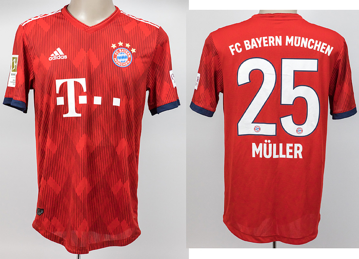 match worn football shirt Bayern Munich 2018/2019 - Original match-worn FC Bayern Munich shirt with the number 25. Worn by Thomas Müller on November 24, 2018, in a Bundesliga match against Fortuna Düsseldorf. Bayern - Düsseldorf 3:3. T. Müller scored two goals and is the 2014 World Cup winner. Status: AAB --Short-sleeved jersey; size 6; gummed club logo, 4 championship stars, and adidas logo; gummed advertising print "-T---"; gummed player name, number, and 'FC Bayern München' lettering; with 2017/2018 German Champion patch and Qatar Airways patch; adidas Climachill. Jersey comes from the collection of a Bayern Munich employee. Condition: A-