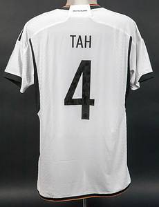 match worn football shirt Germany 2023 - Original match-worn/issued DFB player jersey with the number 4. Worn by Jonathan Tah on September 12, 2023, in a friendly against France. Germany - France 2:1. Status: AAB --Short-sleeved jersey; size 54; DFB logo, 4 World Cup stars, and adidas logo rubberized; player name and number (front and back) rubberized; 'Deutschland' lettering on the back of the collar and 'Die Mannschaft' lettering on the inside of the collar rubberized; adidas Heat.Rdy. Comes from the collection of a DFB employee. Condition: A - Bild 3