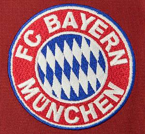 Original match worn Spielertrikot vom FC Bayern München mit der Rückennummer 17. Getragen von Thorsten Fink in einem Spiel der Fußball Bundesliga in der Saison 2002/2003. Trikot mit original Autograph und Widmung von Thorsten Fink auf der Vorderseite. Status:ABB. - Bild 4