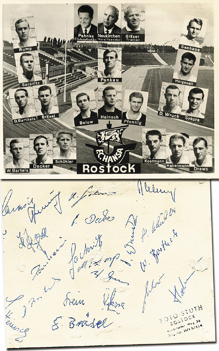 Rostock,Hansa - 1967  | S/W-Mannschaftskarte "FC Hansa Rostock"  mit den Porträts der Spieler. Auf der Rückseite 21 original Signaturen der Spieler. Ca. 1968, 12,5x10,5 cm.
