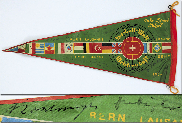 Wimpel 1954  | „Fussball-Weltmeisterschaft 1954. Jules Rimet Pokal“. Vierfarbig bedruckter Leinenwimpel mit den Flaggen der teilnehmenden Länder. 30x12 cm. Mit 5 original Signaturen der deutschen Spieler: Kohlmeyer, F.Walter, Herberger, Liebrich und Dr.Xandry.