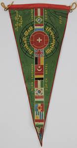 Wimpel 1954  | „Fussball-Weltmeisterschaft 1954. Jules Rimet Pokal“. Vierfarbig bedruckter Leinenwimpel mit den Flaggen der teilnehmenden Länder. 30x12 cm. Mit 5 original Signaturen der deutschen Spieler: Kohlmeyer, F.Walter, Herberger, Liebrich und Dr.Xandry. - Bild 2