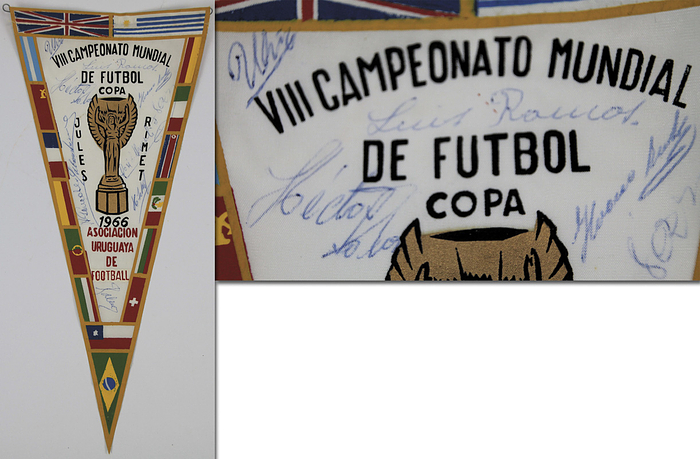 Uruguay - Wimpel WM 1966  | Souvenir Wimpel des Fußballverbandes von uruguay für die Fußball - Weltmeisterschaft 1966 mit der Aufschrift "VIII Campeonato Mundial de Futnol 1966. Associon Uruguay de Football" fabrig bedruckt, 35,5x17 cm Mit 11 original Signaturen der Spieler von Uruguay!!.