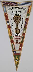 World Cup 1966 Autographed pennant Uruguay - Souvenir pennant of the Uruguayan Football Association for the 1966 FIFA World Cup with the inscription "VIII Campeonato Mundial de Futnol 1966. Associon Uruguay de Football" color printed, 35.5x17 cm With 11 original signatures of the Uruguayan players!! Condition: B- - Bild 2