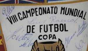 World Cup 1966 Autographed pennant Uruguay - Souvenir pennant of the Uruguayan Football Association for the 1966 FIFA World Cup with the inscription "VIII Campeonato Mundial de Futnol 1966. Associon Uruguay de Football" color printed, 35.5x17 cm With 11 original signatures of the Uruguayan players!! Condition: B- - Bild 3