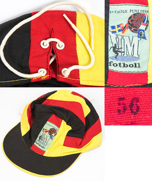 Mütze - Deutschland WM 1958  | Original Fankappe für deutsche Fans für die Fußball - Weltmeisterschaft 1958 in deutschen Farben. Mit einem aufgebnähten besticktem Logo des World Cup 1958. Größe 56.