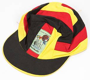 Mütze - Deutschland WM 1958  | Original Fankappe für deutsche Fans für die Fußball - Weltmeisterschaft 1958 in deutschen Farben. Mit einem aufgebnähten besticktem Logo des World Cup 1958. Größe 56. - Bild 2