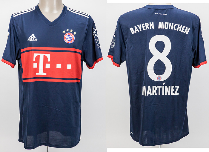 Original match worn Spielertrikot vom FC Bayern München mit der Rückennummer 8. Getragen von Javi Martinez am 16.12.2017 im Spiel der Fußball Bundesliga gegen den VfB Stuttgart. VfB - Bayern 0:1. Martinez ist Fußball Weltmeister 2010 und Europameister 2012. Status:AAB.