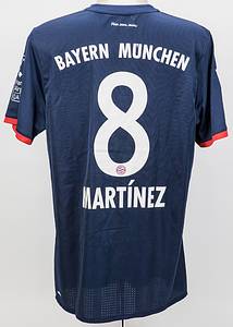 Original match worn Spielertrikot vom FC Bayern München mit der Rückennummer 8. Getragen von Javi Martinez am 16.12.2017 im Spiel der Fußball Bundesliga gegen den VfB Stuttgart. VfB - Bayern 0:1. Martinez ist Fußball Weltmeister 2010 und Europameister 2012. Status:AAB. - Bild 3
