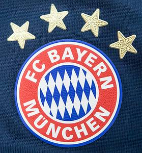 Original match worn Spielertrikot vom FC Bayern München mit der Rückennummer 8. Getragen von Javi Martinez am 16.12.2017 im Spiel der Fußball Bundesliga gegen den VfB Stuttgart. VfB - Bayern 0:1. Martinez ist Fußball Weltmeister 2010 und Europameister 2012. Status:AAB. - Bild 4