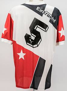 Original match worn Spielertrikot von Eintracht Frankfurt mit der Rückennummer 5. Getragen von Manfred Binz in einem Spiel der Fußball Bundesliga in der Saison 1990/1991. Binz ist Vize-Europameister 1992. Status:ABC. - Bild 3
