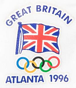 Original worn Sprinter body von den Olympischen Spielen 1996 in Atlanta. Getragen von John Regis im Semi Finale des 200m Sprint (Fotomatched). Regis ist ausgeschieden. Regis ist Bronze-Gewinner 1982 bei der 4x100m Staffel und Silbermedaillen-Gewinner 1988 und Goldmedaillen-Gewinner 1989 im 200m WM-Lauf. Mit original Autograph und Widmung von John Regis auf der Vorderseite. Status:AAC. - Bild 4