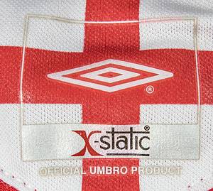 Original match worn Spielertrikot von England mit der Rückennummer 6. Getragen von Sol Campbell am 01.06.2004 im Freundschaftsspiel gegen Japan. England - Japan 1:1. Trikot ist ungewaschen. AAC. - Bild 7