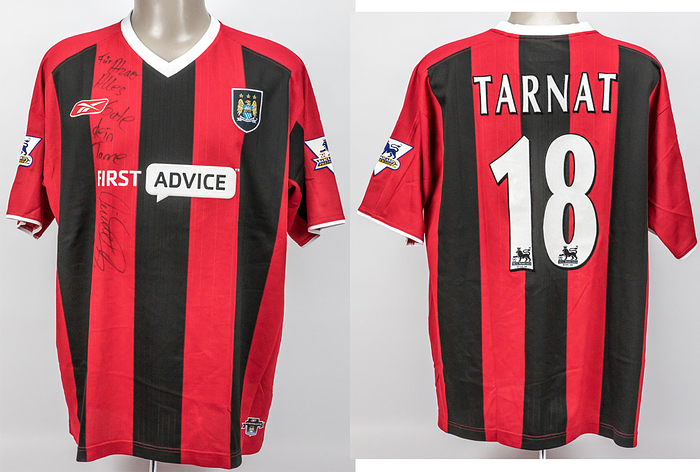 Original match worn / issued Spielertrikot von Manchester City mit der Rückennummer 18. Getragen von Michael 'Tanne' Tarnat in einem Spiel der englischen Premier League in der Saison 2003/2004. Tarnat ist 19-facher Nationalspieler von Deutschland. Trikot mit original Widmung und Signatur von Tarnat auf der Vorderseite. Status:ABB.