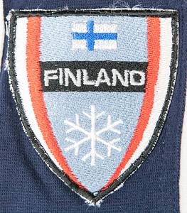 Original worn  Winterjacke von der Olympiamannschaft von Finnland von den Olympischen Spielen 2002 in Salt Lake City. Getragen von Peter Julius Tallberg als Funktionär für das IOC. Peter Julius Tallberg war  bei den Olympischen Spielen 1964 bis 1980 als Aktiver im Segeln für Finnland dabei. Von 1976 bis 2015 war er Mitglied des Internationalen Olympischen Komitees (IOC) und überreichte unter anderem den Sportlern die Medaillen. Status:AAA. - Bild 4