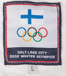 Original worn  Winterjacke von der Olympiamannschaft von Finnland von den Olympischen Spielen 2002 in Salt Lake City. Getragen von Peter Julius Tallberg als Funktionär für das IOC. Peter Julius Tallberg war  bei den Olympischen Spielen 1964 bis 1980 als Aktiver im Segeln für Finnland dabei. Von 1976 bis 2015 war er Mitglied des Internationalen Olympischen Komitees (IOC) und überreichte unter anderem den Sportlern die Medaillen. Status:AAA. - Bild 7