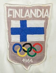 Original match worn  Trainingsjacke von der Olympiamannschaft von Finnlnd bei den Olympischen Spielen Rom 1964. Getragen von Peter Julius Tallberg bei den Segel-Wettbewerben. Peter Julius Tallberg war  bei den Olympischen Spielen 1964 bis 1980 als Aktiver im Segeln für Finnland dabei. Von 1976 bis 2015 war er Mitglied des Internationalen Olympischen Komitees (IOC). Status:AAA. - Bild 4