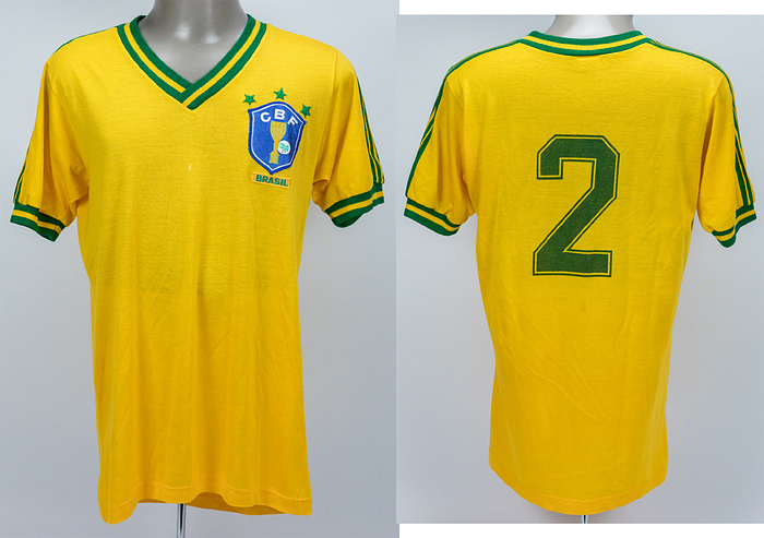 Original match worn Spielertrikot von Brasilien mit der Rückennummer 2. Getragen in einem Freundschaftsspiel für die brasilianische Fußball-Nationalmannschaft im Zeitraum 1986-1989. Tauschtrikot aus der Sammlung eines deutschen Nationalspielers. Status:ACA.