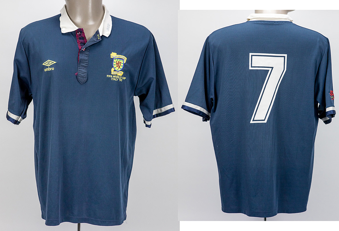 Original match worn Spielertrikot von Schottland mit der Rückennummer 7. Getragen von Mo Johnston in einem Gruppenspiel (z.B. gegen Brasilien) während der Fußball-Weltmeisrterschaft 1990 in Italien. Status:ABC.