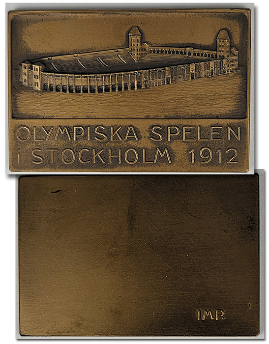 Erinnungsplakette OSS1912  | "Olympiska Spelen i Stockholm 1912" Schriftug auf der Erinnerungsplakette von den Olympischen Spielen 1912 mit Ansicht des Stadions, Bronze, 6x4,1 cm.