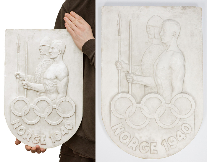 Original Gussform für eine große Version der norwegische Spendenplakette für die Olympischen Spiele in Helsinki 1940 mit der Aufschrift "Norge 1940". Gips, Gewicht: 3,5 kg. 48x32x2,3 cm.