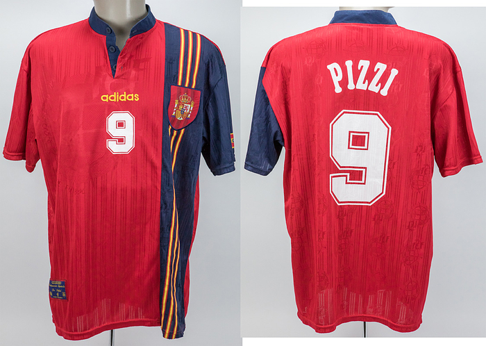 Original match worn Spielertrikot von Spanien mit der Rückennummer 9. Getragen von Juan Antonio Pizzi in einem Spiel für die spanische Fußball Nationalmannschaft 1994. Status:ABC.