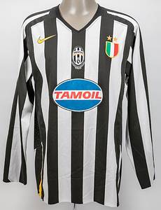 Original match worn / issued Spielertrikot von Juventus Turin mit der Rückennummer 21. Getragen von Lillian Thuram am 01.02.2006 im Viertelfinale der Coppa Italia gegen den AS Rom. Rom - Juve 0:1. Thuram ist 142-facher Nationalspieler von Frankreich. Trikot mit original Autograph von Thuram auf der Rückennummer. Status:AAB. - Bild 2