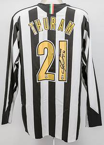 Original match worn / issued Spielertrikot von Juventus Turin mit der Rückennummer 21. Getragen von Lillian Thuram am 01.02.2006 im Viertelfinale der Coppa Italia gegen den AS Rom. Rom - Juve 0:1. Thuram ist 142-facher Nationalspieler von Frankreich. Trikot mit original Autograph von Thuram auf der Rückennummer. Status:AAB. - Bild 3