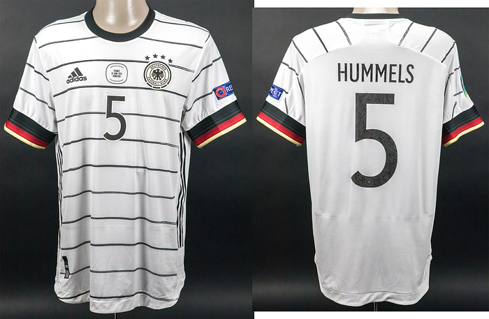 Original match worn Spielertrikot von Deutschland mit der Rückennummer 5. Getragen von Mats Hummels am 15.06.2021 im Gruppensspiel der Fußball Europameisterschaft gegen Frankreich. Frankreich - Deutschland 1:0. Trikot ist ungewaschen. Status:AAC.