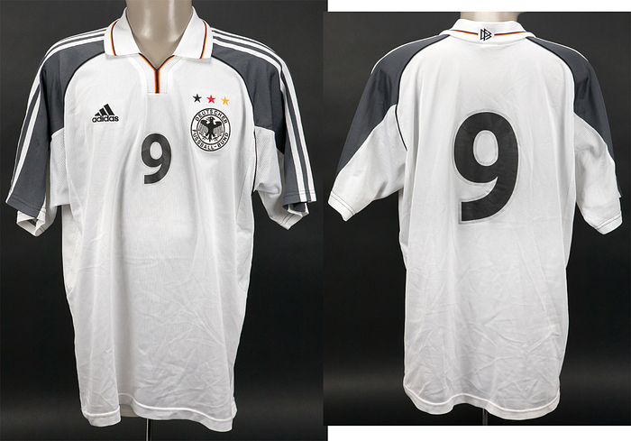 Original match worn Spielertrikot von Deutschland mit der Rückennummer 9. Getragen von Oliver Bierhoff am 07.10.2000 im Qualifikationsspiel zur Fußball Weltmeisterschaft gegen England. England - Deutschland 0:1. Tauschtrikot. Bierhoff ist Fußball Europameister 1996 und Vize-Weltmeister 2002. Status:AAA.