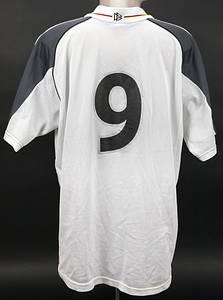 World Cup 2002 matchworn football shirt Germany - Original match-worn Germany shirt with the number 9. Worn by Oliver Bierhoff on October 7, 2000, in a World Cup qualifying match against England. England lost 0-1 to Germany. Exchange shirt. Bierhoff is the 1996 European Football Champion and the 2002 World Cup runner-up. Status: AAA --Short-sleeved jersey; size XL; embroidered DFB logo, three World Cup stars, and adidas logo; rubberized back numbers (front and back); 'DFB' lettering woven on the back of the collar; mesh fabric under the sleeves and on the sides; with equipment tag; adidas. Jersey comes from the collection of an England international who played in this international match. Condition: A - Bild 3