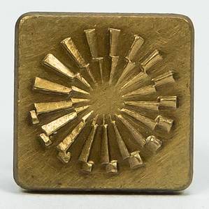 Bronzemedaille für den 3.Platz von Ninna Swaab auf „Casanova“ mit der Mannschaft von Schweden im Reiten - Dressur Mannschaft bei den Olympischen Spielen München 1972. (Entwurf von G.Cassioli und G.Marcks). Bronze, 6,6 cm mit original Kette. Mit Randgravur "Reiten Grand Prix de Dressage - Mannschaft" und den Namen der Reiterin "Ninna Swaab". Dabei original Pin von Ninna Swaab für die Bronzemedaille der zusammen mit der Medaille vergeben wurde (1,1x1,1 cm). - Bild 10