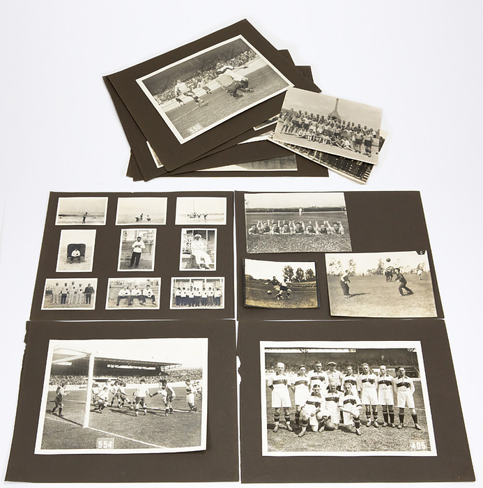 Fotosammlung mit 43 S/W-Fotos von dem deutschen Nationalspieler Wiggerl Hofmann (FC Bayern München) von der Teilnahme des DFB an den Olympischen Spielen 1928 und von den Vorbreitungen der deutschen Natoinalmannschaft auf dieses Turnier. 18 S/W-Pressefotos 24x18 cm bis 12x9 cm und 25 Privatfotos der Spieler aus Holland von der Freizeitgestaltung der Nationalspieler abseits der Olympischen Spiele Amsterdam 1928, je 8,5x6 cm.
