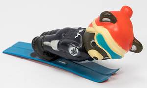 Olympic Games Sapporo 1972. Official Mascot - "Bär" (skijumper) as savings box in plastic. Head is moveable, size 14x3x10.5cm. extremely rare! Small signs of usage. Condition: A- - Bild 2