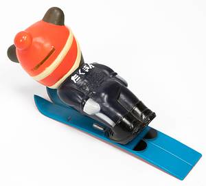 Maskottchen 1972  | Maskottchen für die Olympischen Winterspiele Sapporo 1972. Bär (Skispringer) als Kunststoffspardose. Höhe: 14x3x10,5 cm. - Bild 3