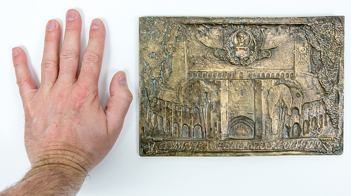 Bronzetafel „Olympiska Spelen Stockholm 1912“ mit dem Olympia Stadion und dem offiziellen Logo der Spiele von 1912. Von Hirdies Tingbom (Plattensignatur), Gewicht: 1,2 Kg, 25x17 cm.
