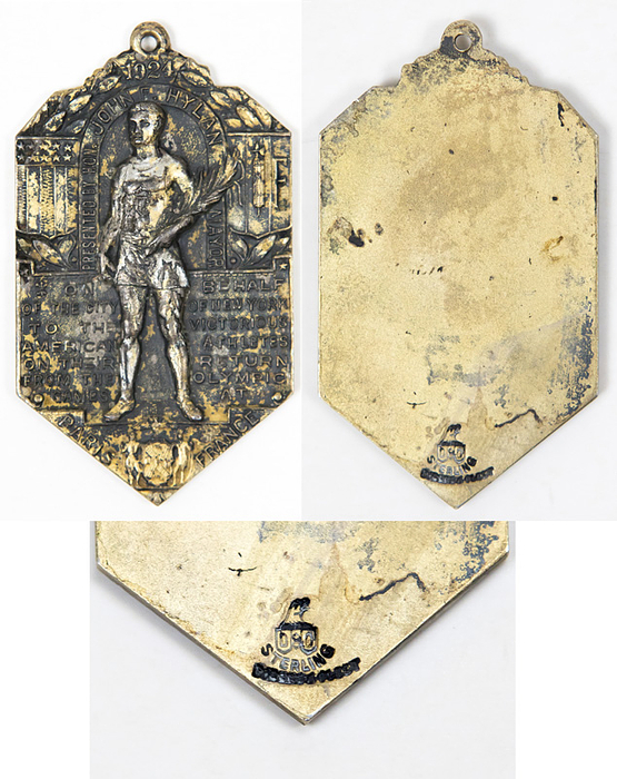 Offizielle Ehrenmedaille für Athleten der USA an den Olympischen Sommerspielen Paris 1924. Mit der Aufschrift "On behalf of the city of New York to the victorius American Athletes on their returning the Olympic Games at Paris France" (1924). Silber (gepunzt "Sterling"; 22 Gramm), vergoldet, 5,2x3 cm.